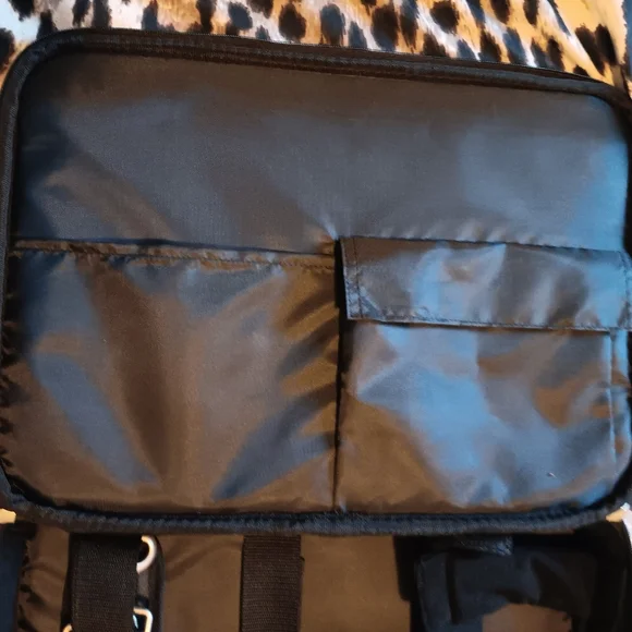 Targus Black Laptop Bag with Professional Appeal - Picture 7 of 10